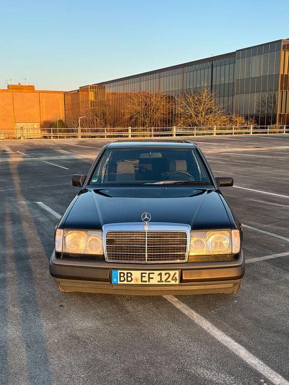 Gebraucht Mercedes 200 118 PS (86 kW) 1990 Schwarz Limousine
