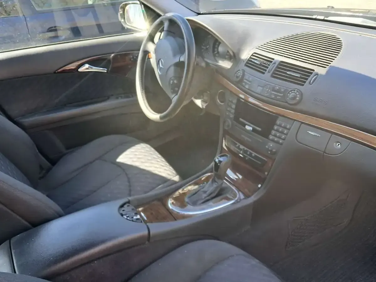 Gebraucht Mercedes E220 Avantgarde 150 PS (110 kW) 2003 Schwarz Limousine