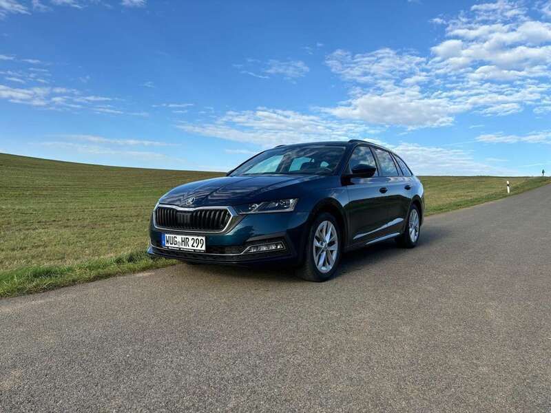 Lavablau metallic Gebraucht 2023 Skoda Octavia Style Kombi | 25.850 € (Guter Preis) - Bild 1/4