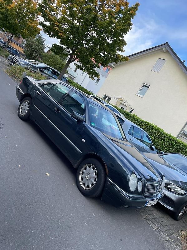 Blau Gebraucht 1999 Mercedes E200 Limousine | 3.999 € (Fairer Preis) - Bild 1/4