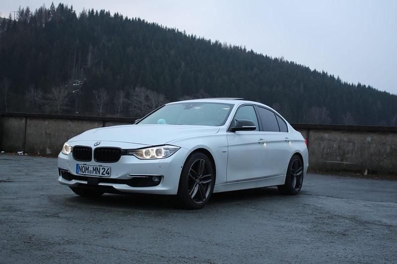 Weiß Gebraucht 2013 BMW 330 Limousine | 9.990 € (Fairer Preis) - Bild 1/4