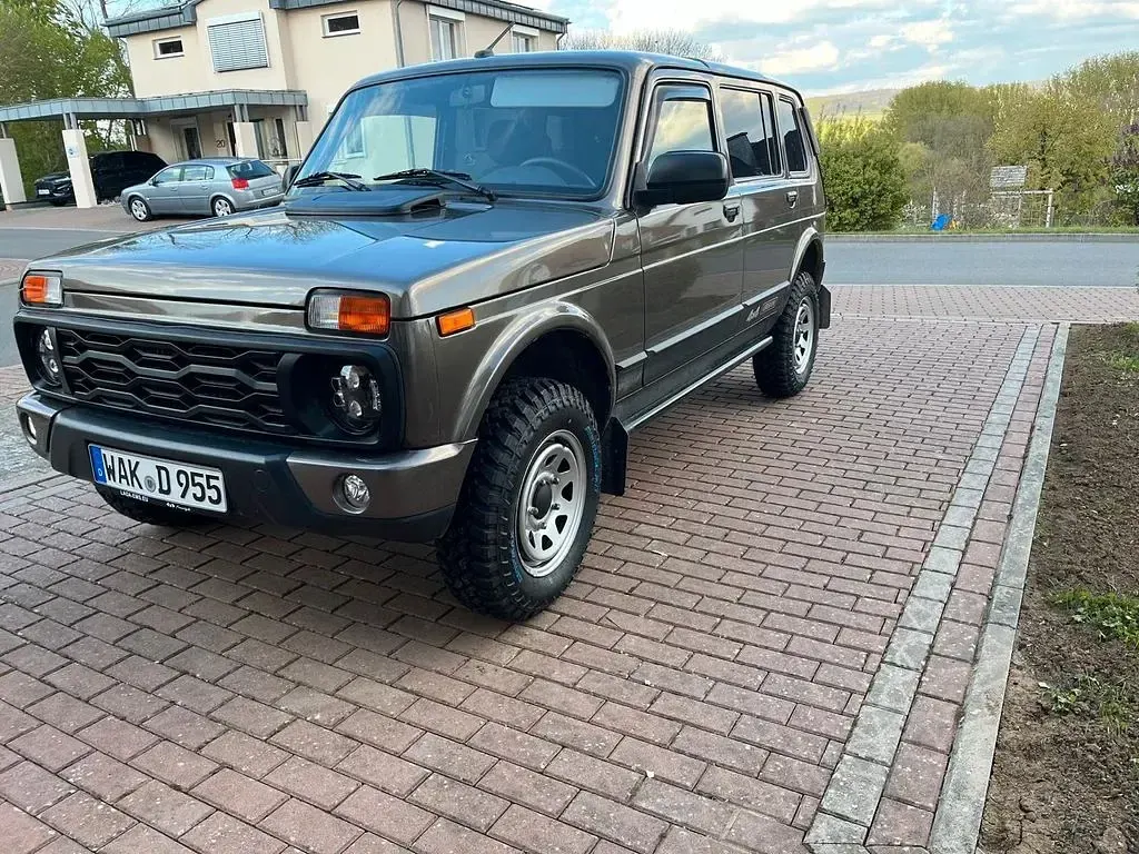 Gebraucht Lada niva 80 PS (58 kW) 2020 Braun SUV