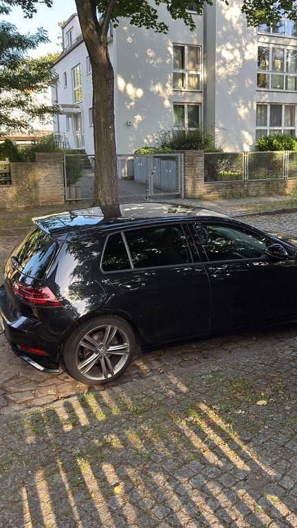 Schwarz Gebraucht 2019 VW Golf VII R-line Limousine | 22.000 € (Teuer) - Bild 1/1