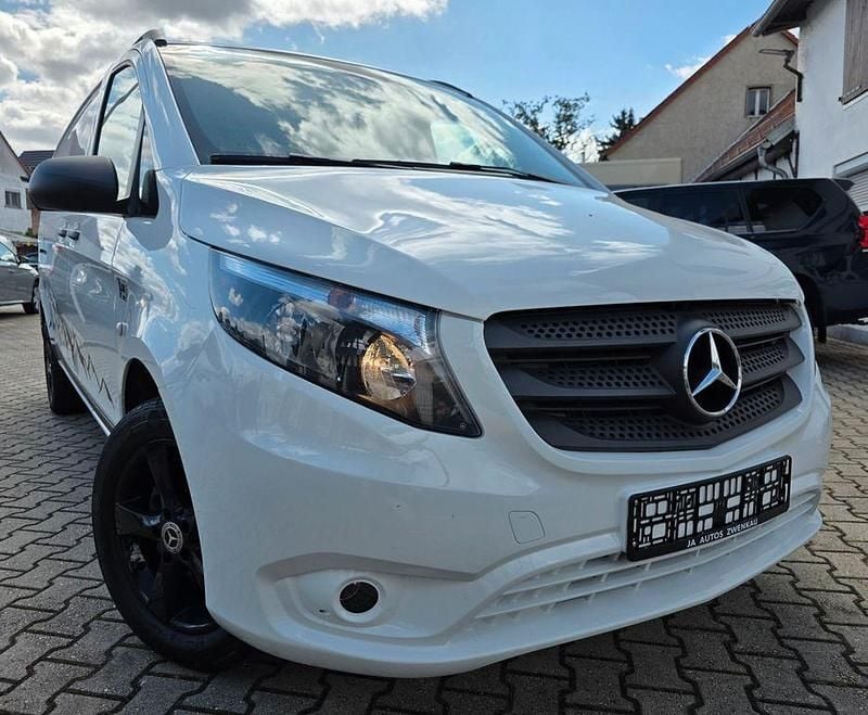 Weiß Gebraucht 2024 Mercedes Vito Van / Kleinbus | 32.129 € (Fairer Preis) - Bild 1/4