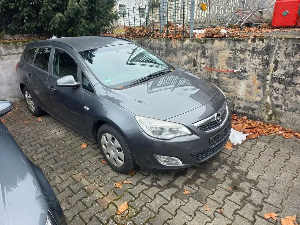 Usata Opel Astra Design Edition 160 CV (117 kW) 2011 Grigio Station wagon