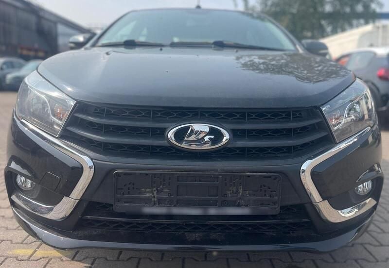 Schwarz Gebraucht 2018 Lada Vesta Limousine | 3.300 € - Bild 1/4