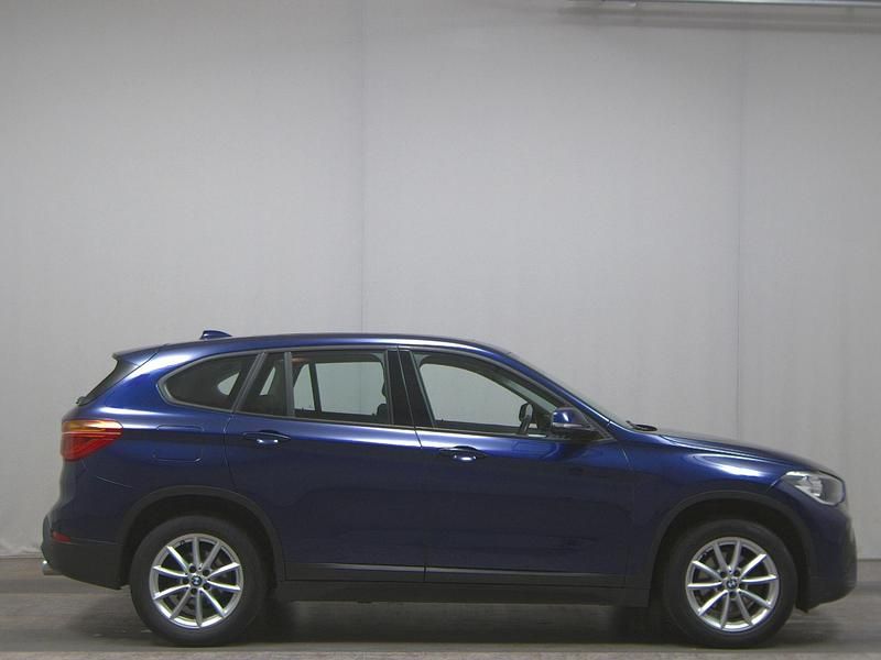 Mediteranblau metallic Gebraucht 2020 BMW X1 Advantage SUV | 14.980 € (Superpreis) - Bild 1/4