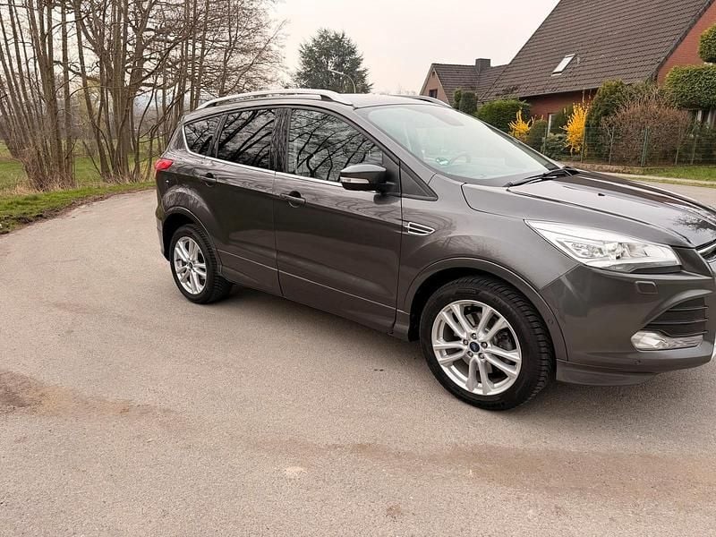 Gebraucht Ford Kuga Titanium 179 PS (131 kW) 2016 Grau SUV