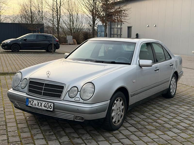 Gebraucht Mercedes E280 Elegance 204 PS (150 kW) 1998 Silber Limousine