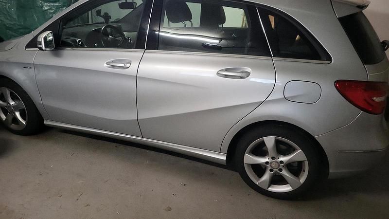 Silber Gebraucht 2014 Mercedes B180 Van / Kleinbus | 12.500 € - Bild 1/4