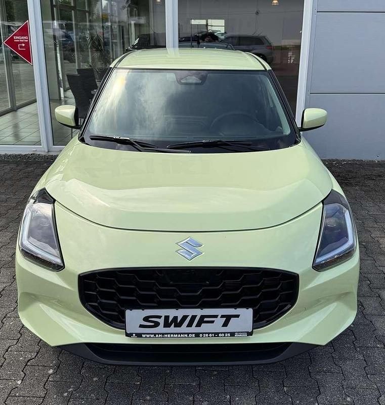Neu Suzuki Swift Comfort 83 PS (61 kW) 2025 Cool yellow metallic Kleinwagen