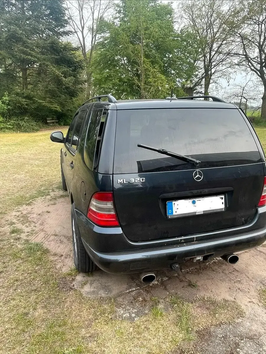 Używany Mercedes ML320 218 KM (160 kW) 2001 Niebieski SUV