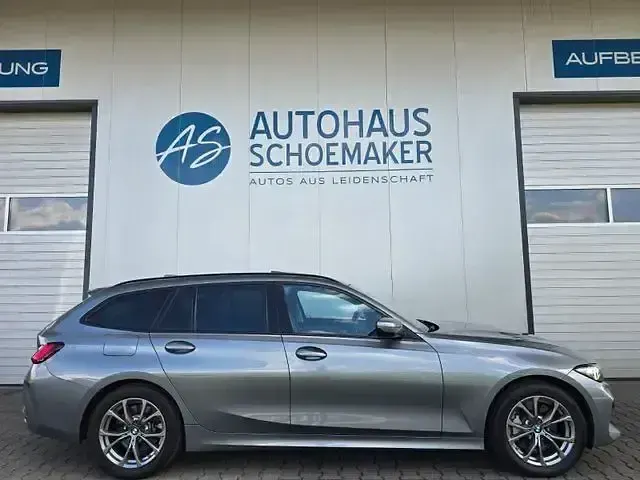 Gebraucht BMW 330 Sport Line 286 PS (210 kW) 2023 Grau Limousine