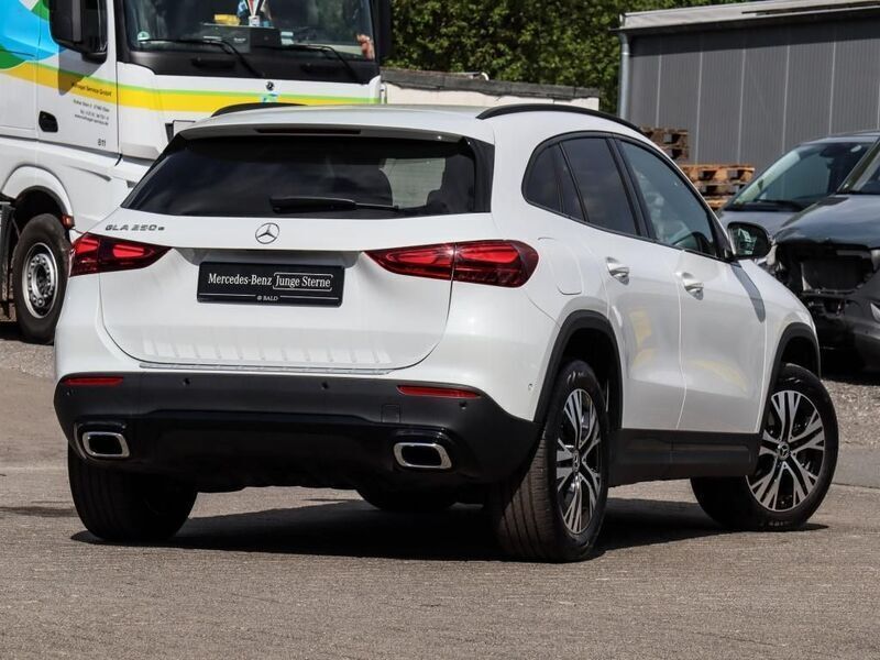 Second-hand Mercedes GLA250 Progressive 163 CP (119 kW) 2023 Alb SUV