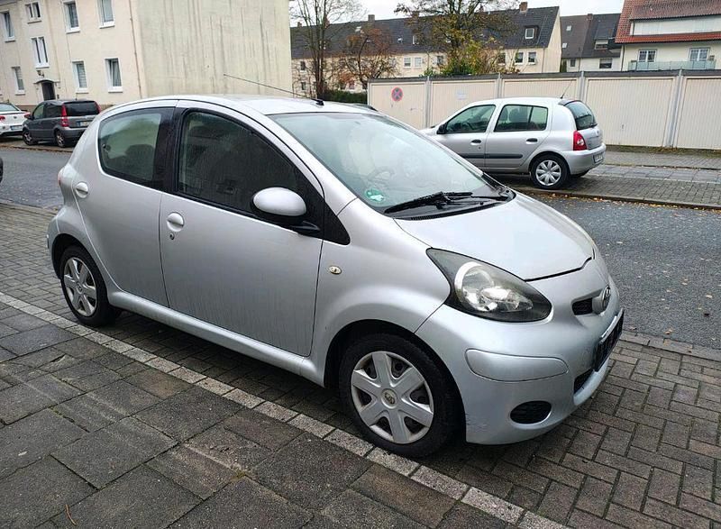 Silber Gebraucht 2010 Toyota Aygo Kleinwagen | 1.450 € (Guter Preis) - Bild 1/4