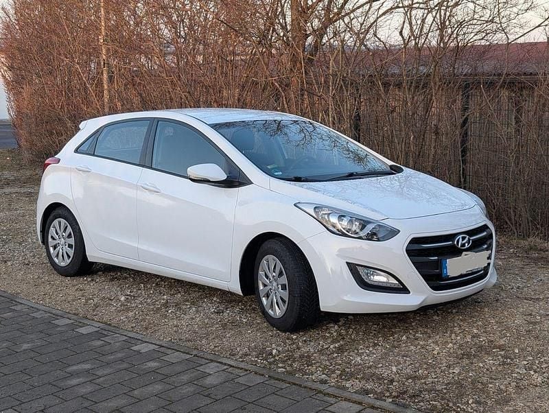 Weiß Gebraucht 2015 Hyundai i30 Classic Limousine | 9.400 € (Fairer Preis) - Bild 1/4