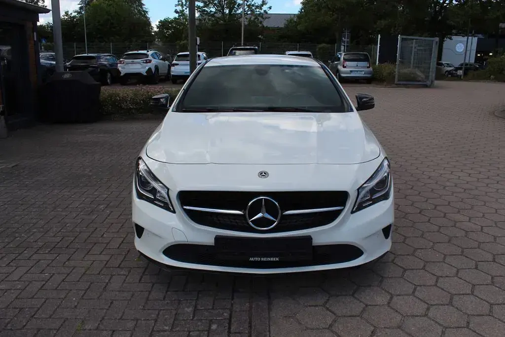 Gebraucht Mercedes CLA220 Shooting Brake 177 PS (130 kW) 2018 Calcitweiss/zirrusweiss Kombi