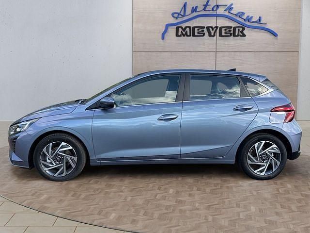 Neu Hyundai i20 101 PS (74 kW) 2025 Mangrove green Kleinwagen