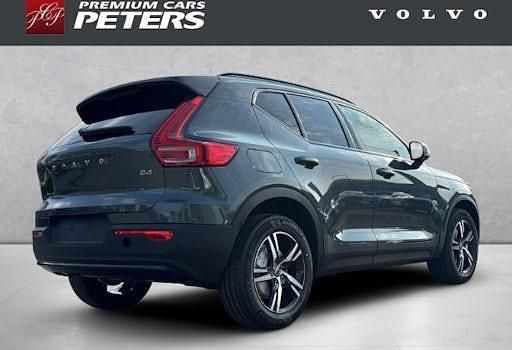 Neu Volvo XC40 Plus 197 PS (144 kW) 2026 Grün SUV