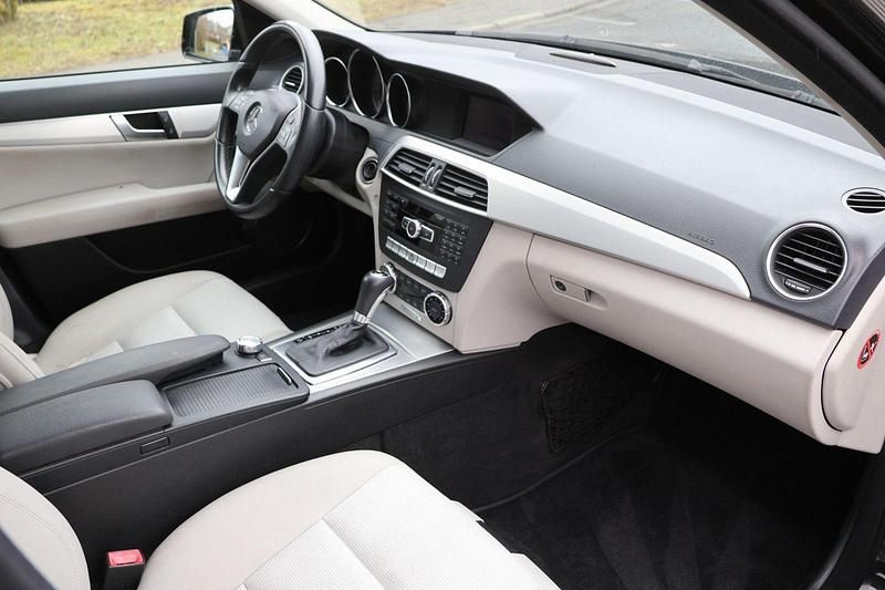 Gebraucht Mercedes C180 156 PS (114 kW) 2012 Schwarz Kombi