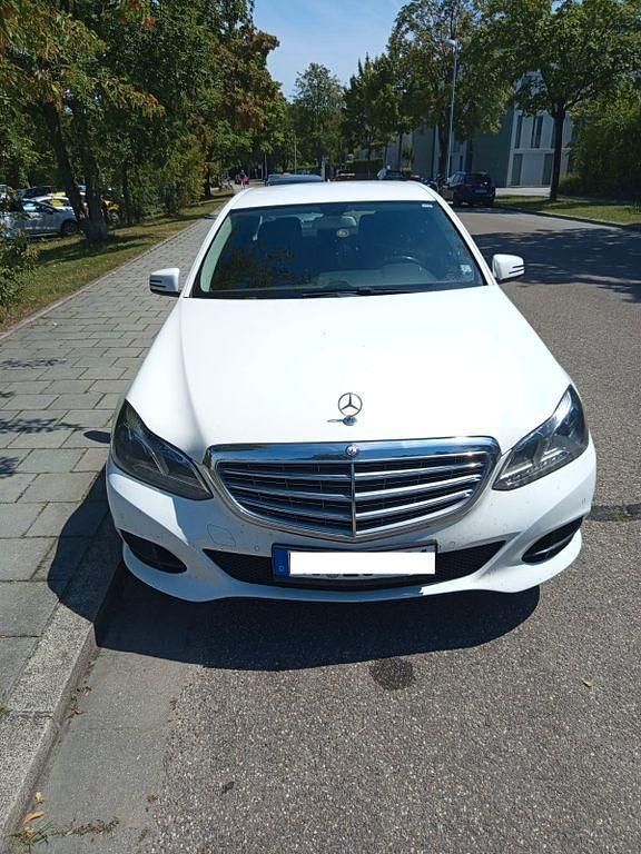 Gebraucht Mercedes E220 170 PS (125 kW) 2015 Weiß Limousine