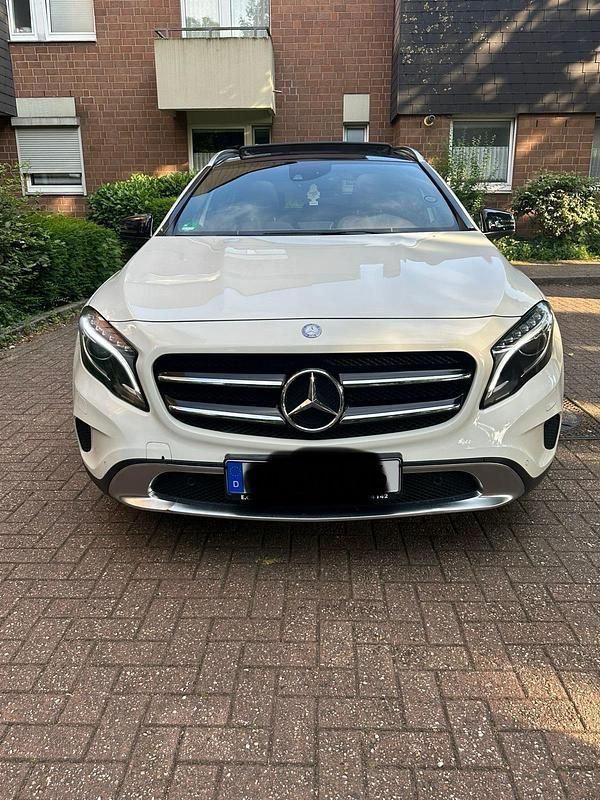 Weiß Gebraucht 2014 Mercedes GLA220 SUV | 16.700 € (Fairer Preis) - Bild 1/4