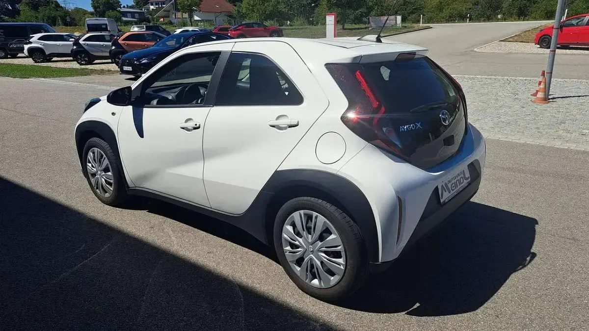 Gebraucht Toyota Aygo X X-play 72 PS (52 kW) 2023 Super white SUV