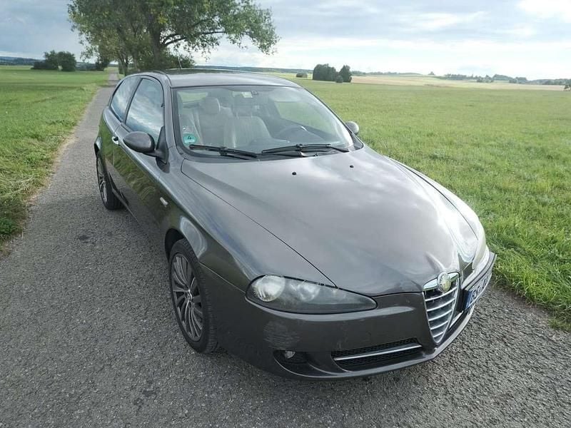 Grau Gebraucht 2007 Alfa Romeo 147 Kleinwagen | 999 € (Guter Preis) - Bild 1/4