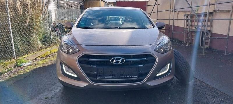 Gebraucht Hyundai i30 110 PS (80 kW) 2015 Gold Limousine