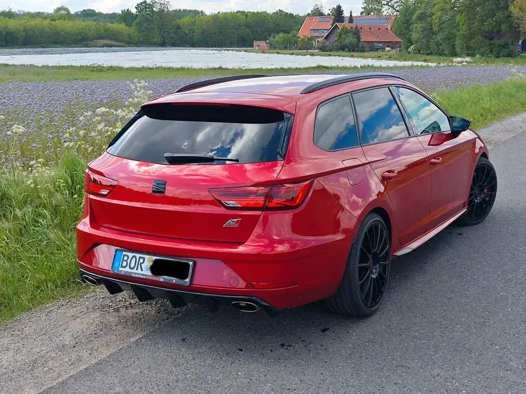 Używany Cupra Leon 300 KM (220 kW) 2017 Czerwony Sedan/Limuzyna