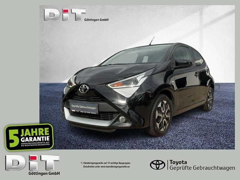 Black mica Gebraucht 2021 Toyota Aygo X-play Kleinwagen | 8.990 € (Guter Preis) - Bild 1/4