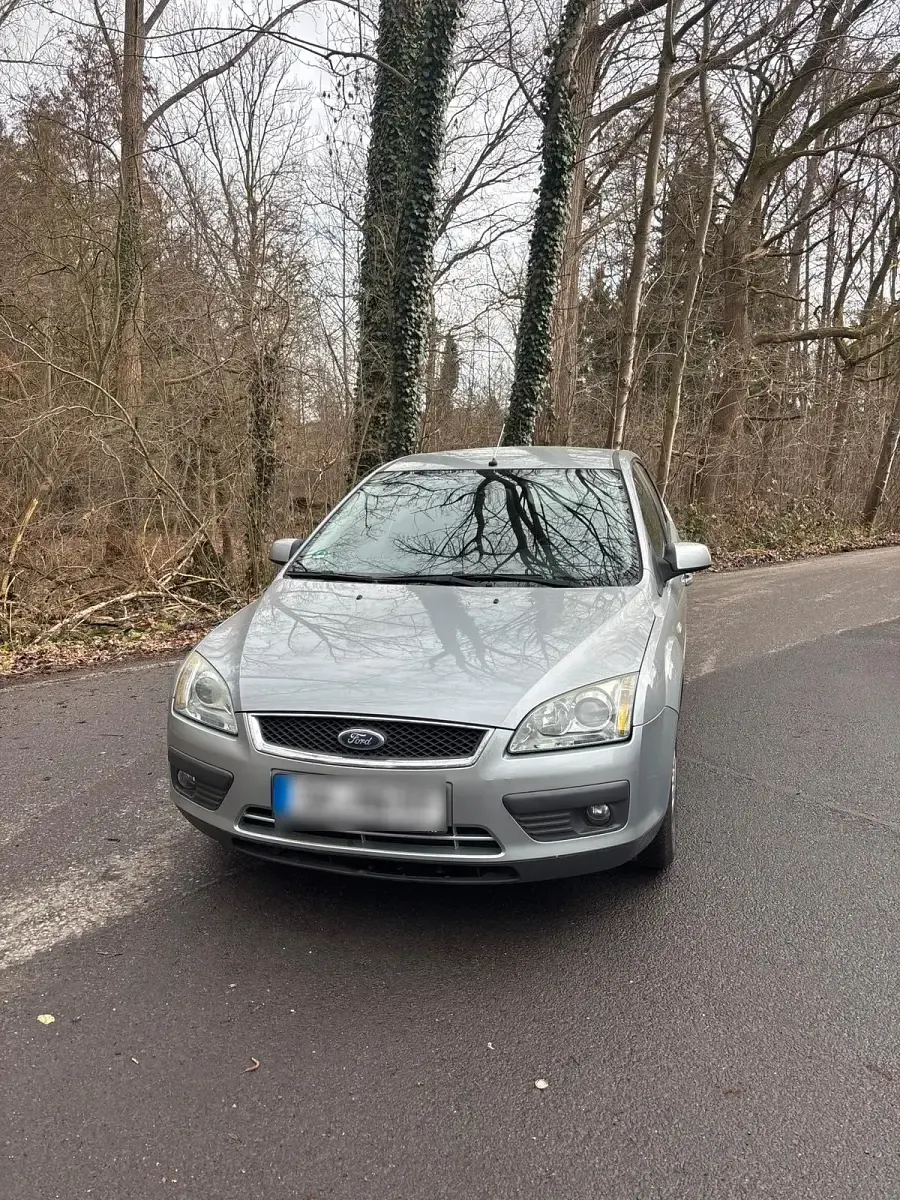 Brugt Ford Focus Ghia 101 HK (74 kW) 2005 Grå Hatchback