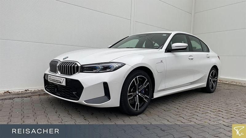 Alpinweiß uni Gebraucht 2025 BMW 330e Comfort Edition Limousine | 48.949 € (Fairer Preis) - Bild 1/4