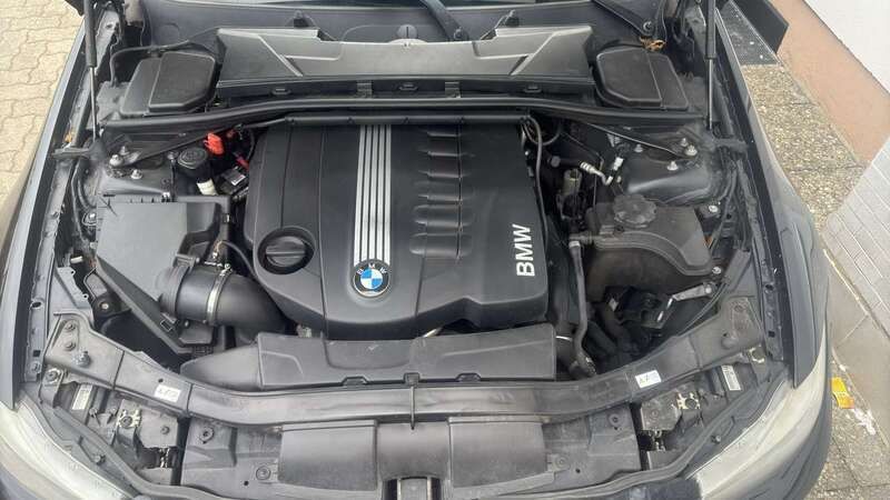 Schwarz Gebraucht 2010 BMW 325 Exclusive Limousine | 6.400 € (Guter Preis) - Bild 1/4