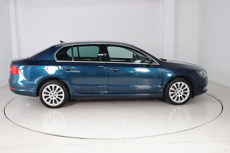 Gebraucht Skoda Superb 160 PS (117 kW) 2015 Blau Limousine