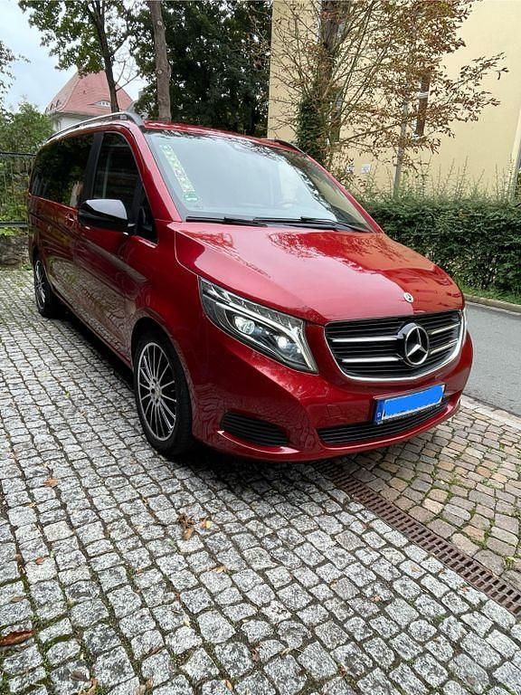 Rot Gebraucht 2017 Mercedes V220 Edition Van / Kleinbus | 36.990 € (Fairer Preis) - Bild 1/4
