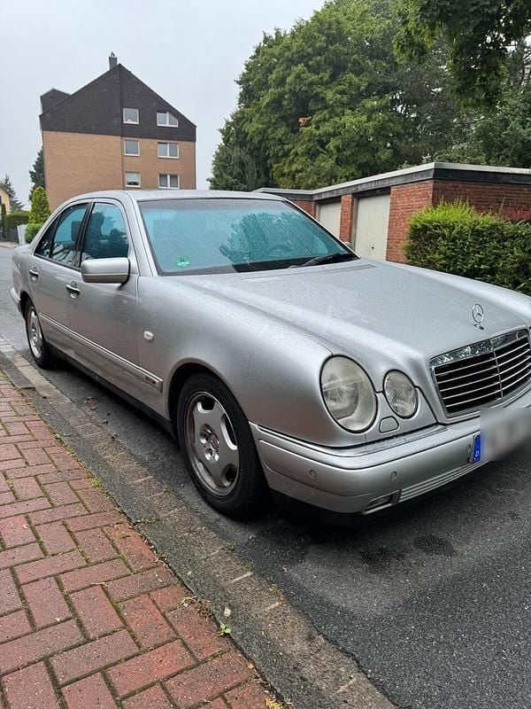Silber Gebraucht 1996 Mercedes E280 Avantgarde Limousine | 6.700 € (Fairer Preis) - Bild 1/4