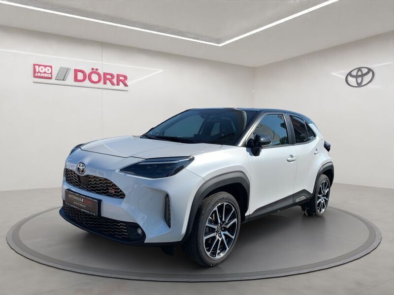 Platinweiss metallic, dach schwarz Gebraucht 2023 Toyota Yaris Hybrid Sport SUV | 27.998 € (Fairer Preis) - Bild 1/3