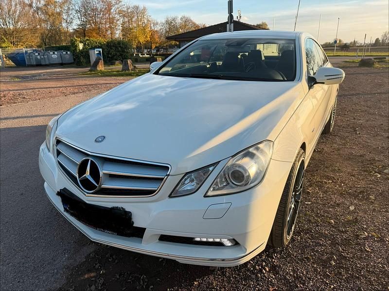 Weiß Gebraucht 2009 Mercedes E350 Coupé | 8.400 € (Fairer Preis) - Bild 1/4