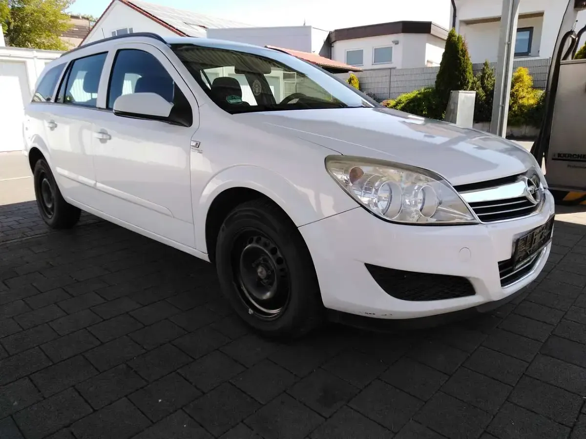 Gebraucht Opel Astra Edition 90 PS (66 kW) 2008 Casabl/arctic/eisweiss/kaolin Kombi