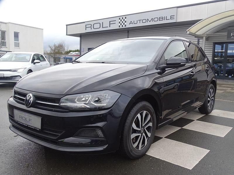 Schwarz deep black perleffekt (metallic) Gebraucht 2021 VW Polo Active Limousine | 16.880 € (Etwas zu teuer) - Bild 1/4