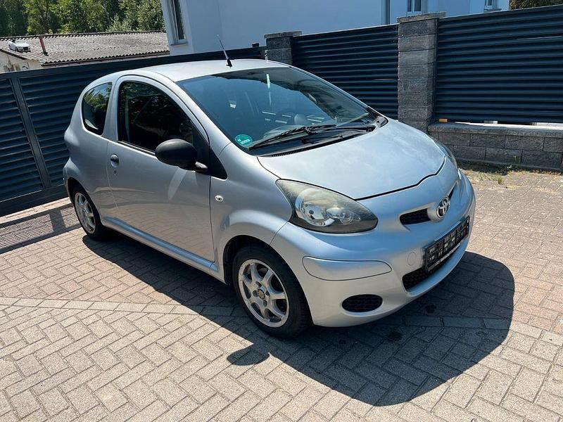 Silber Gebraucht 2009 Toyota Aygo Basis Kleinwagen | 3.550 € (Etwas zu teuer) - Bild 1/4