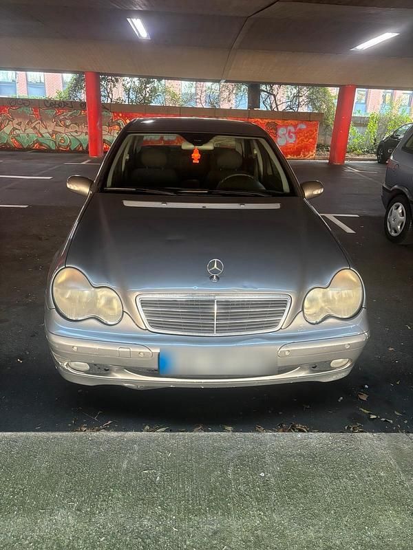 Grau Gebraucht 2003 Mercedes C220 Limousine | 1.450 € (Fairer Preis) - Bild 1/4