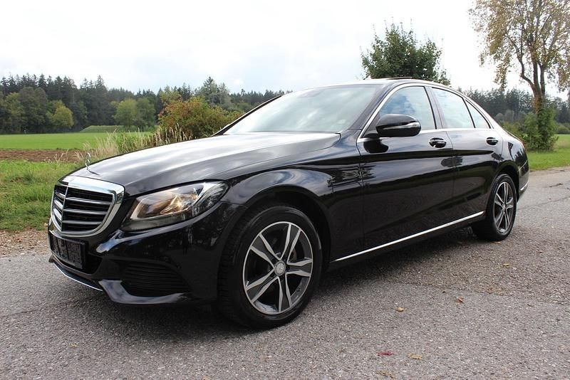 Schwarz Gebraucht 2014 Mercedes 200 Avantgarde Limousine | 13.250 € - Bild 1/4