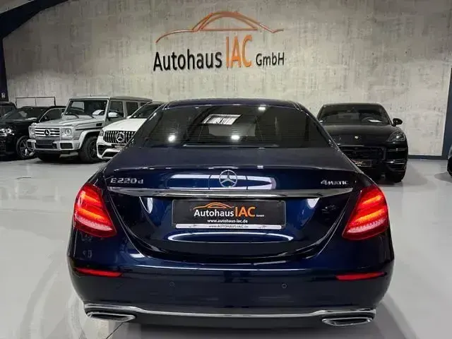 Gebraucht Mercedes E220 Avantgarde 194 PS (142 kW) 2018 Cavansitblau metalliclack Limousine
