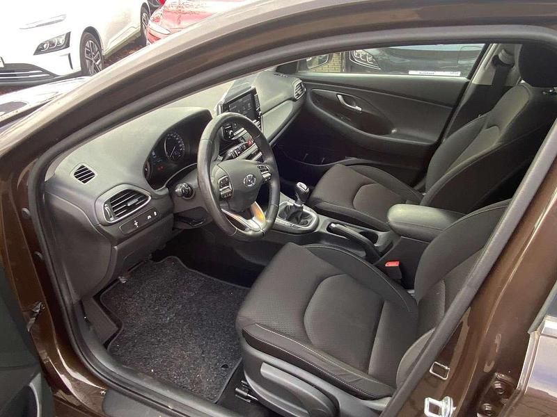 Gebraucht Hyundai i30 Intro Edition 120 PS (88 kW) 2017 Demitasse brown / met Limousine