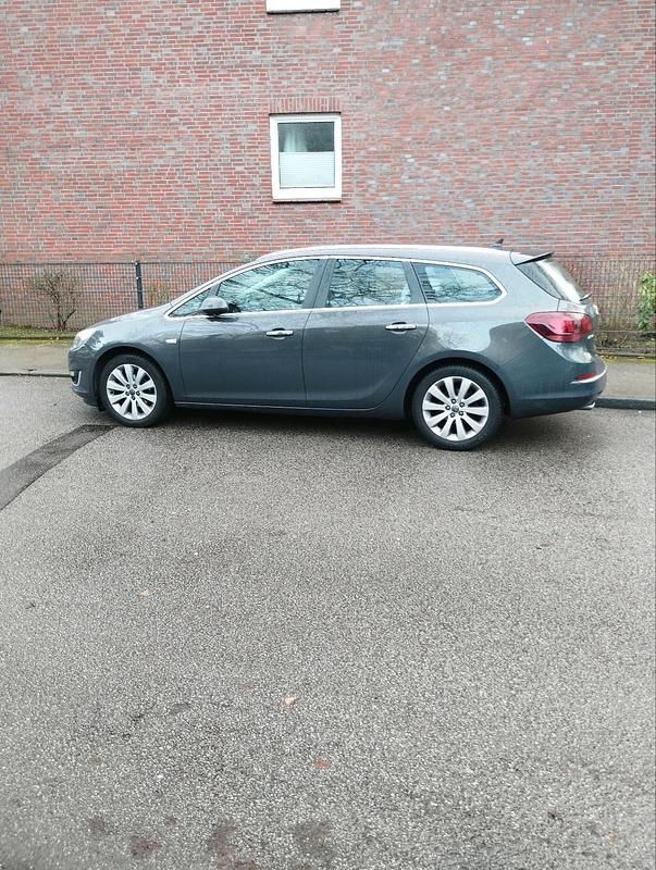 Grau Gebraucht 2013 Opel Astra Sport Kombi | 4.500 € (Fairer Preis) - Bild 1/4