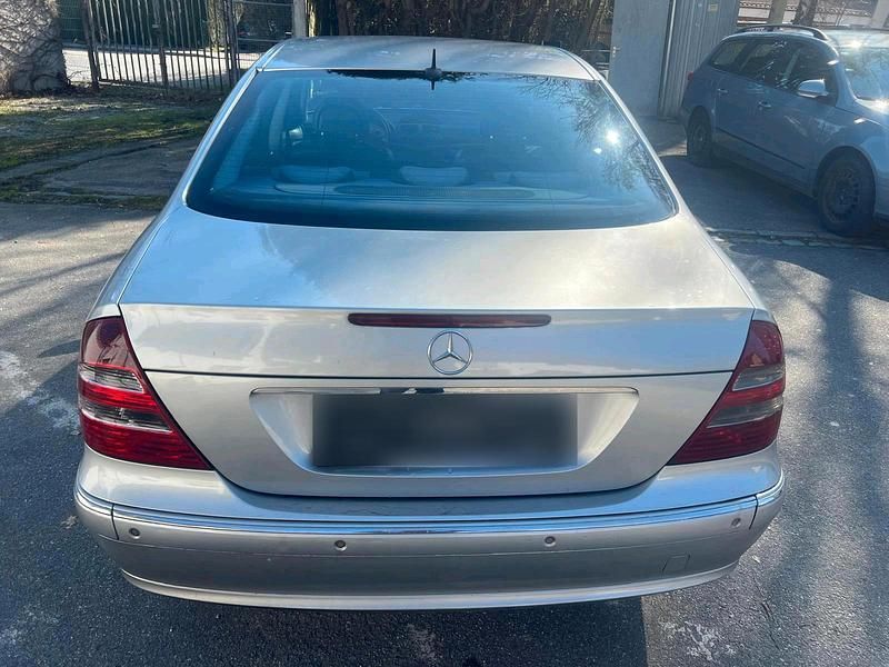 Gebraucht Mercedes E220 Avantgarde 150 PS (110 kW) 2005 Silber Limousine
