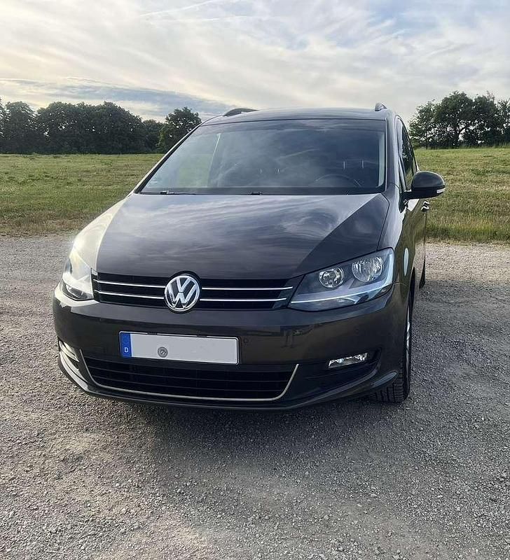 Braun Gebraucht 2016 VW Sharan Comfortline Van / Kleinbus | 16.750 € (Teuer) - Bild 1/4