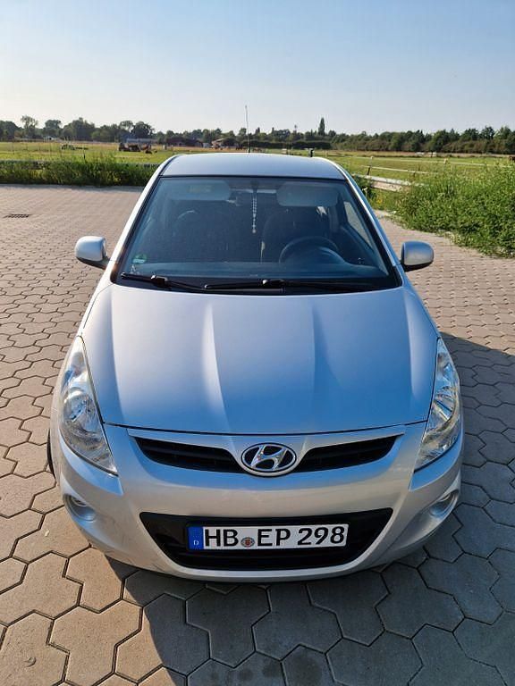 Schwarz Gebraucht 2011 Hyundai i20 Classic Limousine | 2.280 € (Fairer Preis) - Bild 1/4